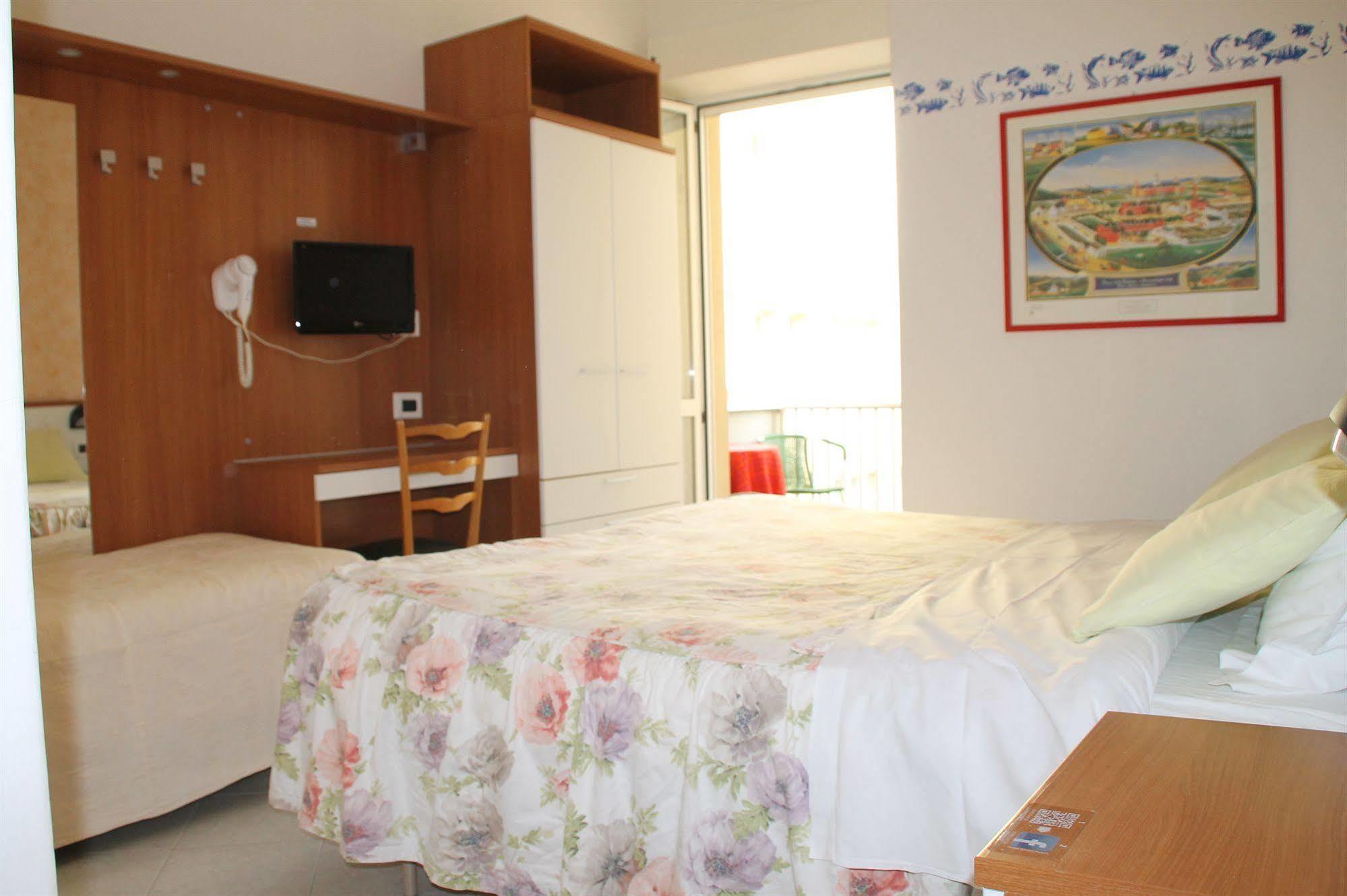 Hotel Brotas Rimini Buitenkant foto